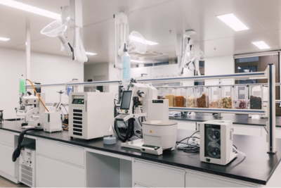 花西子獲新華網(wǎng)“科研創(chuàng)新優(yōu)秀案例”，以研發(fā)驅(qū)動(dòng)引領(lǐng)中國(guó)彩妝高質(zhì)量發(fā)展